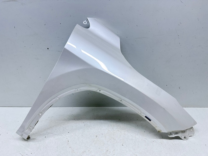 Крыло переднее правое