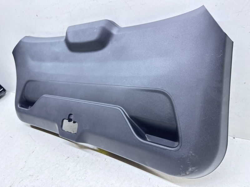 Обшивка крышки багажника