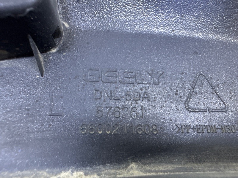 Накладка заднего крыла левого