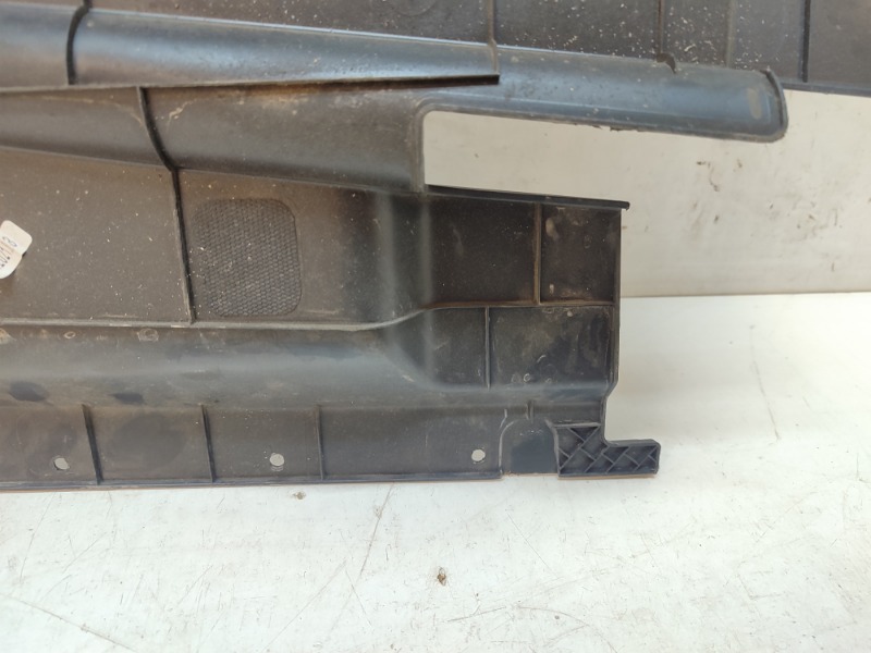 Кожух замка капота