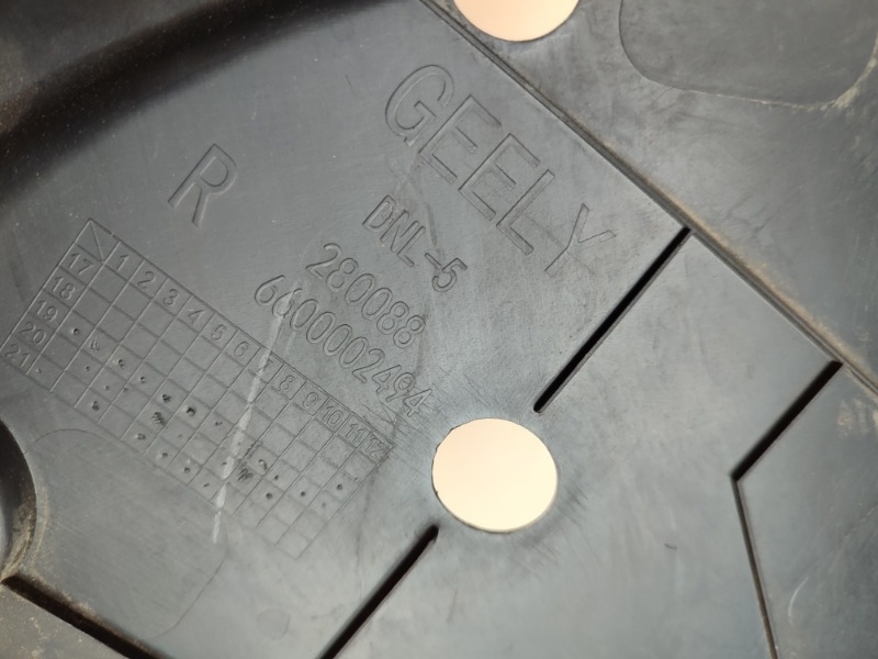 Кожух замка капота