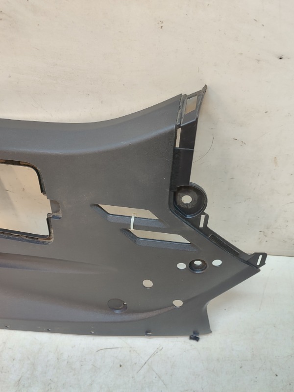 Кожух замка капота