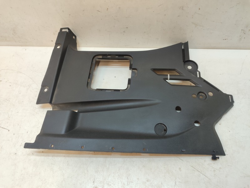 Кожух замка капота