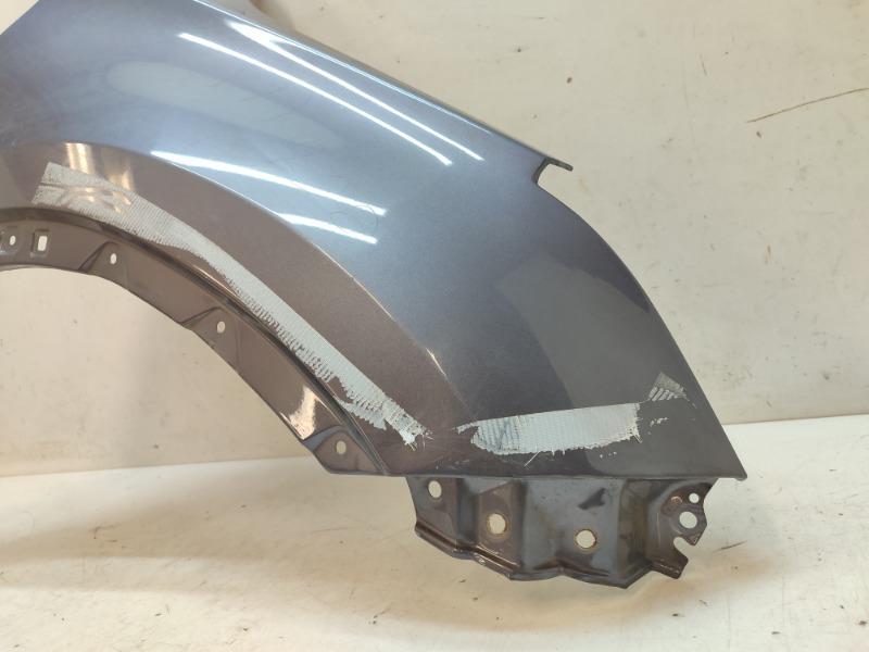 Крыло переднее правое