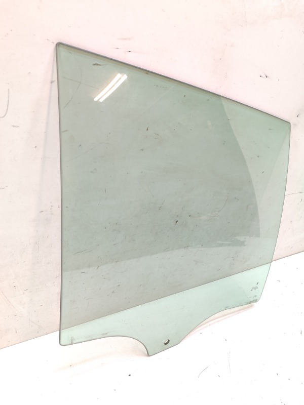 Стекло двери задней правой