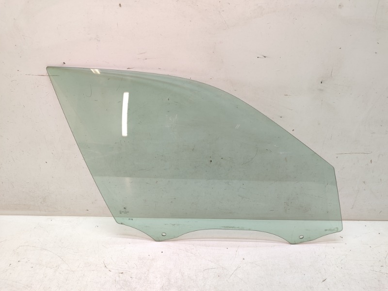 Стекло двери передней правой