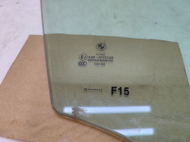 Стекло двери передней правой