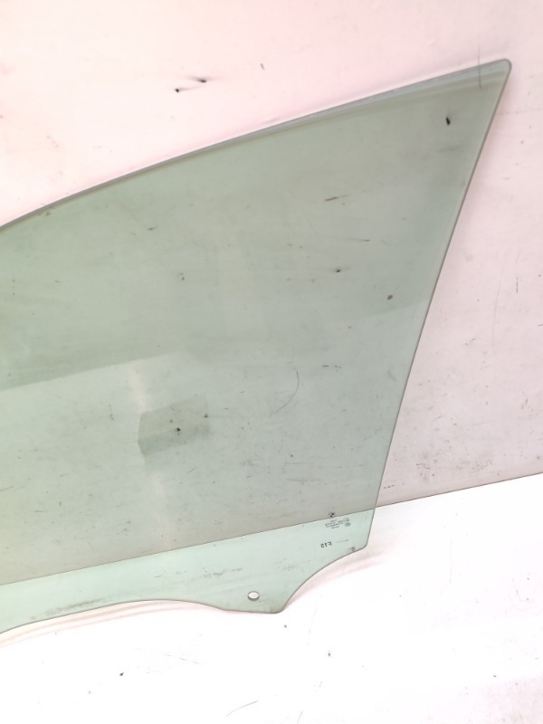 Стекло двери передней правой