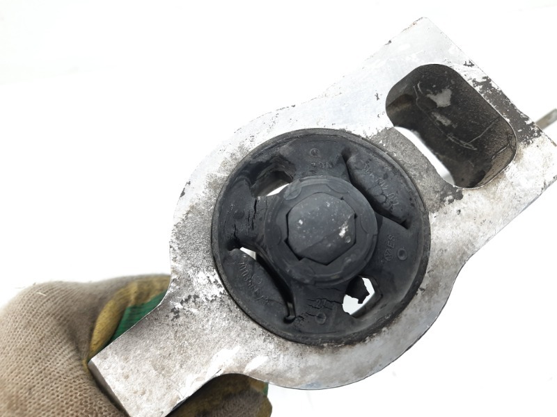 Рычаг передний правый