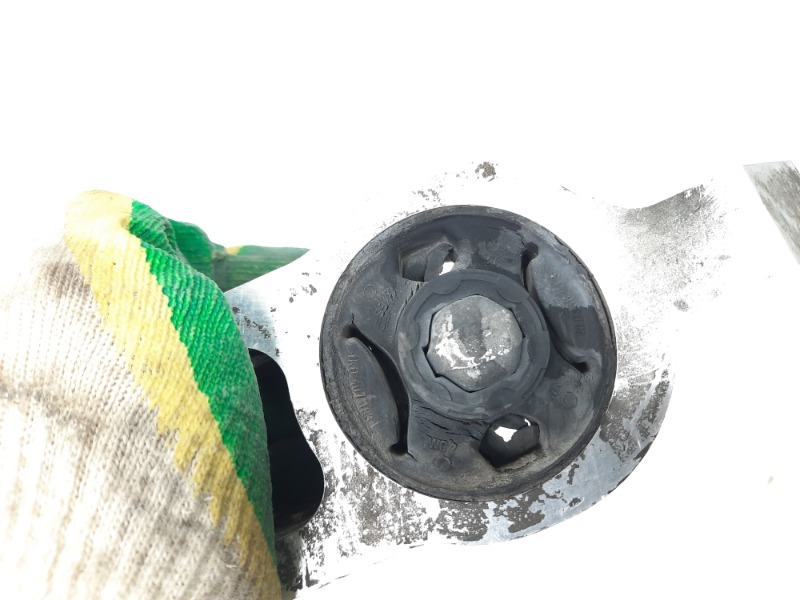 Рычаг передний левый