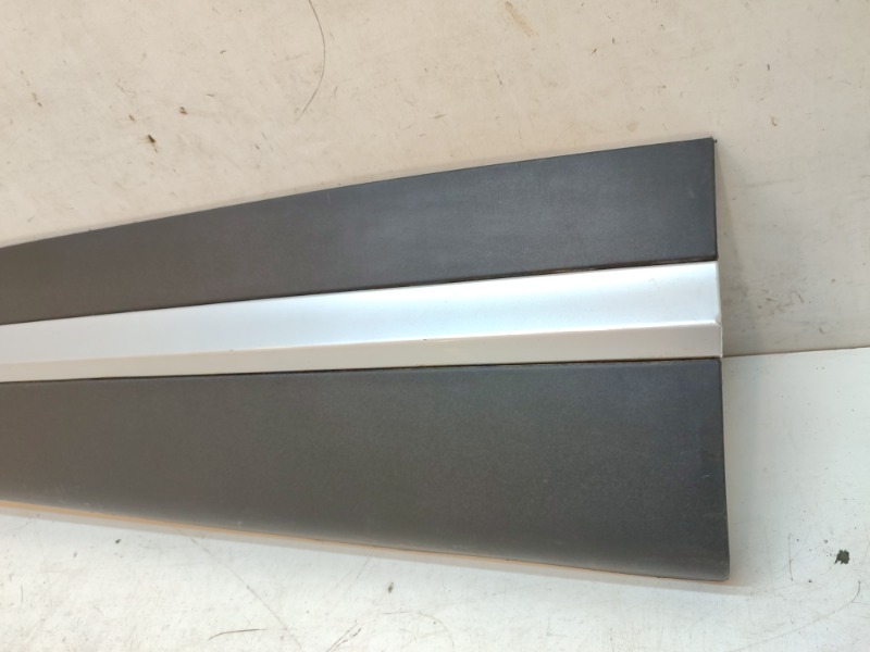 Накладка двери передней левой