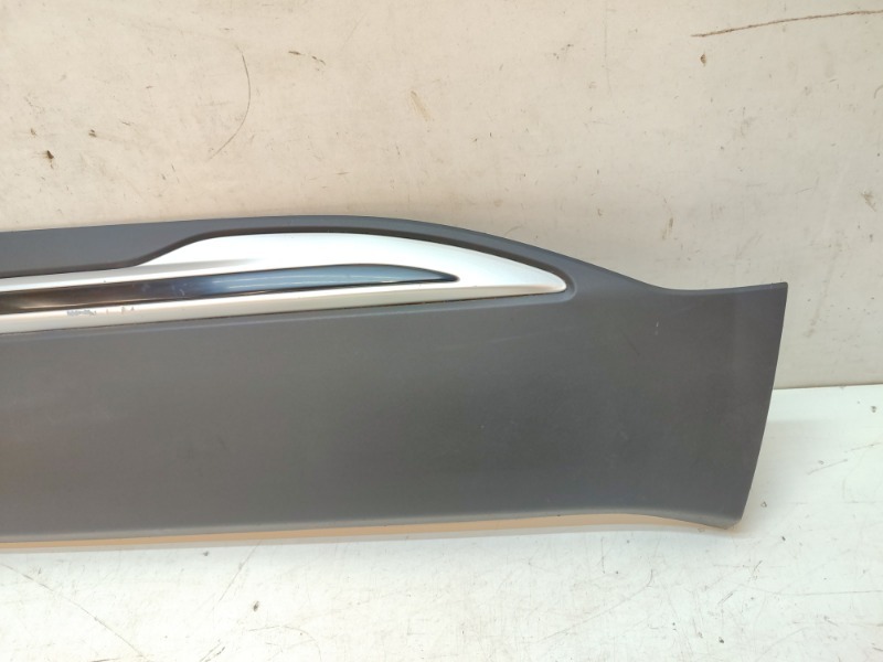 Накладка двери передней правой