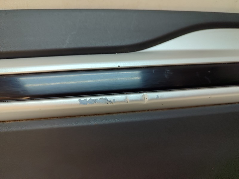 Накладка двери передней правой