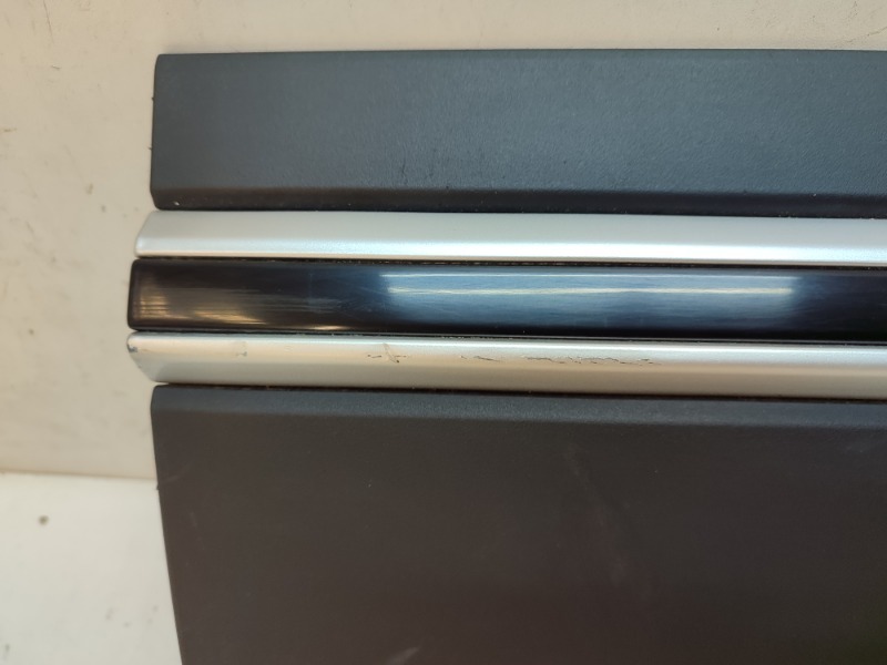 Накладка двери передней правой