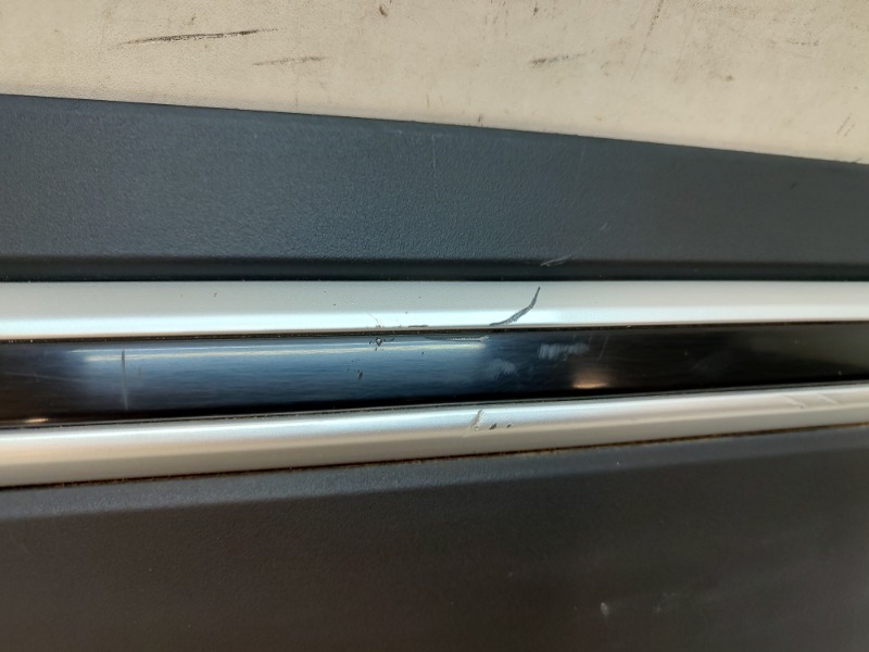 Накладка двери передней правой