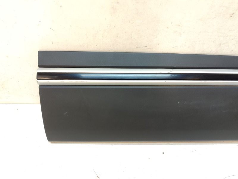 Накладка двери передней правой