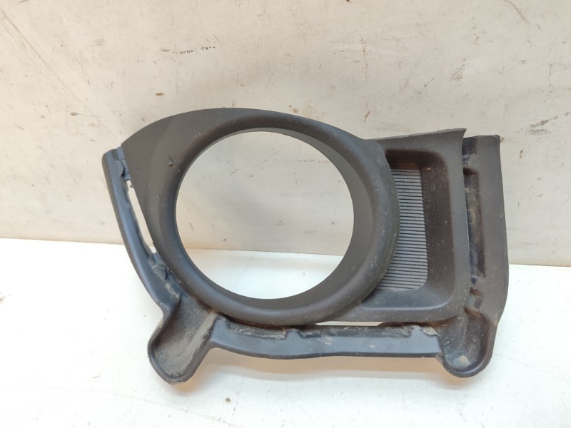 Рамка противотуманной фары левой