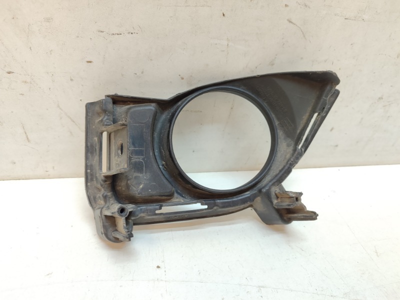 Рамка противотуманной фары левой