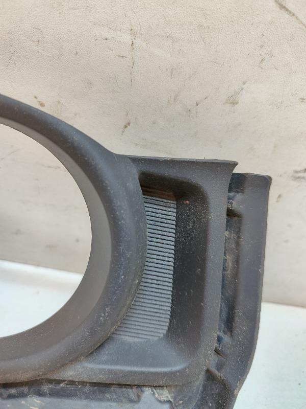 Рамка противотуманной фары левой