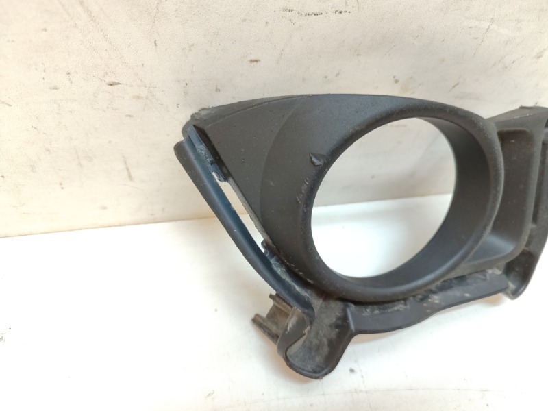 Рамка противотуманной фары левой