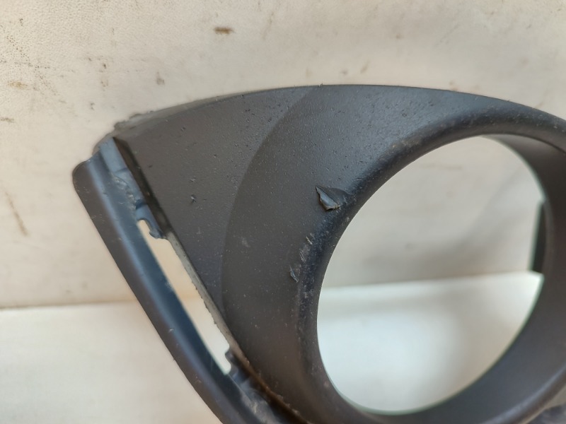 Рамка противотуманной фары левой