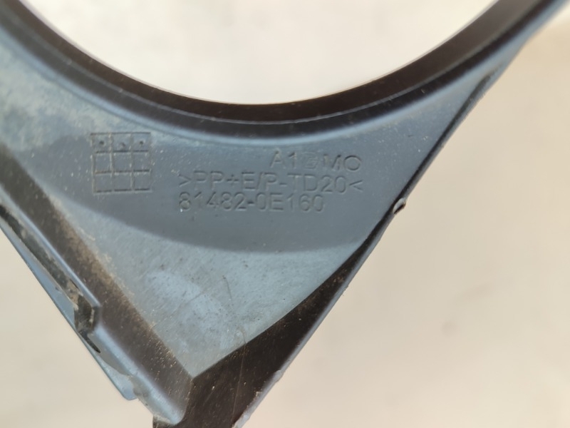 Рамка противотуманной фары левой