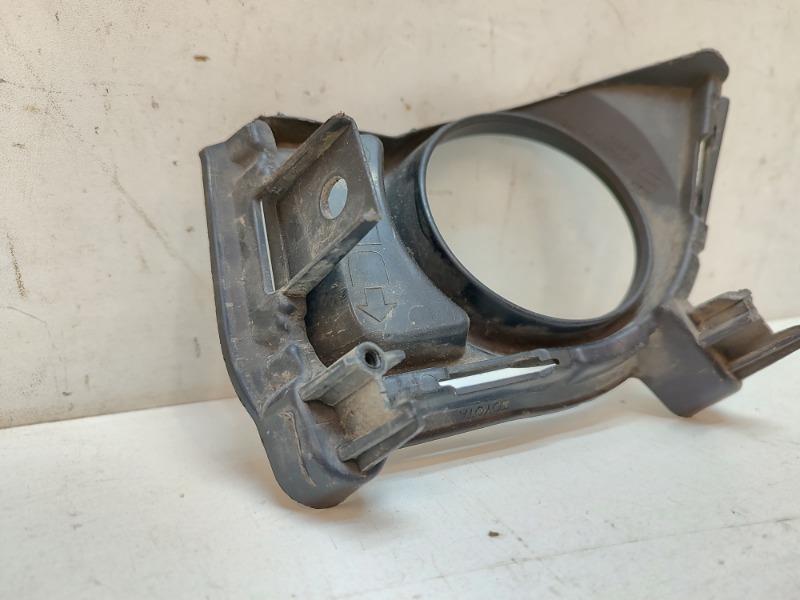 Рамка противотуманной фары левой