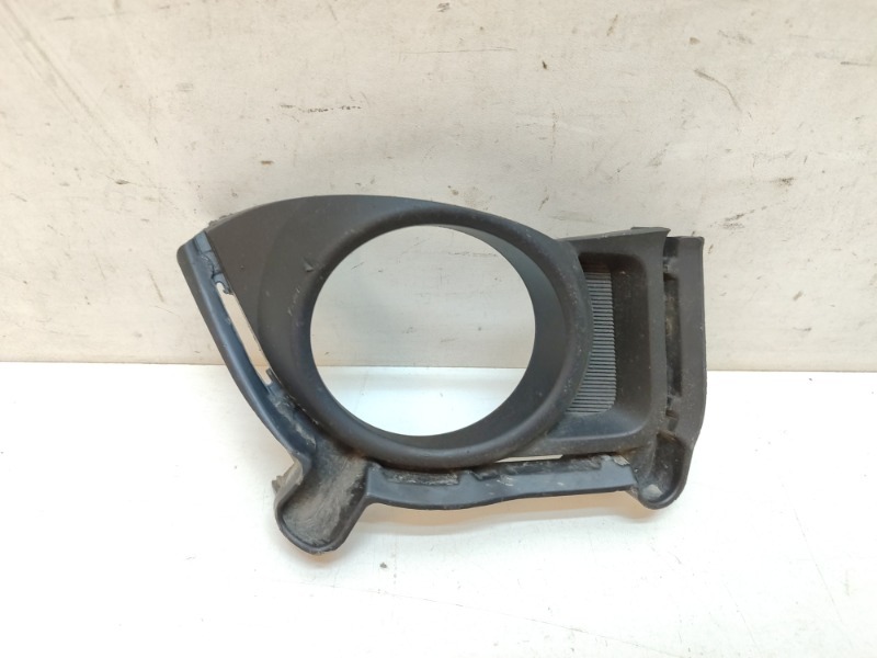 Рамка противотуманной фары левой