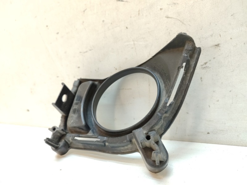 Рамка противотуманной фары левой