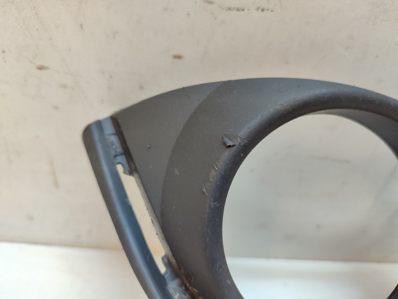 Рамка противотуманной фары левой