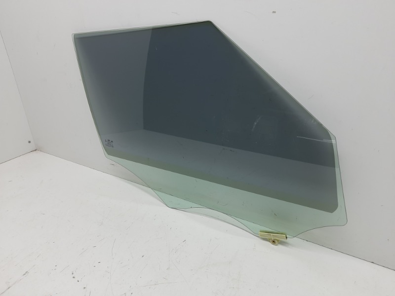 Стекло двери передней правой