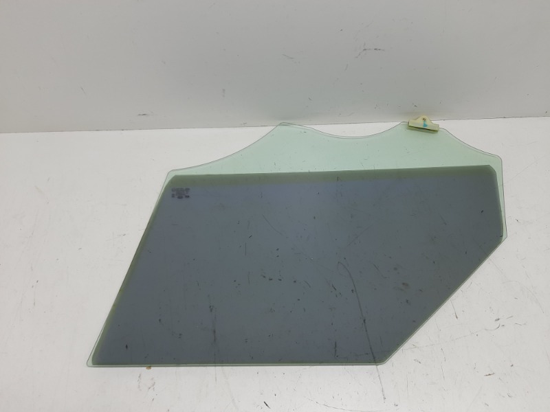 Стекло двери передней правой