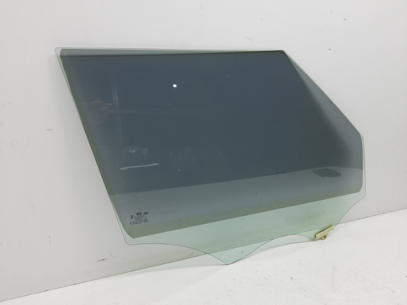 Стекло двери передней правой