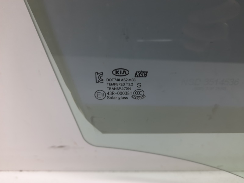 Стекло двери передней правой