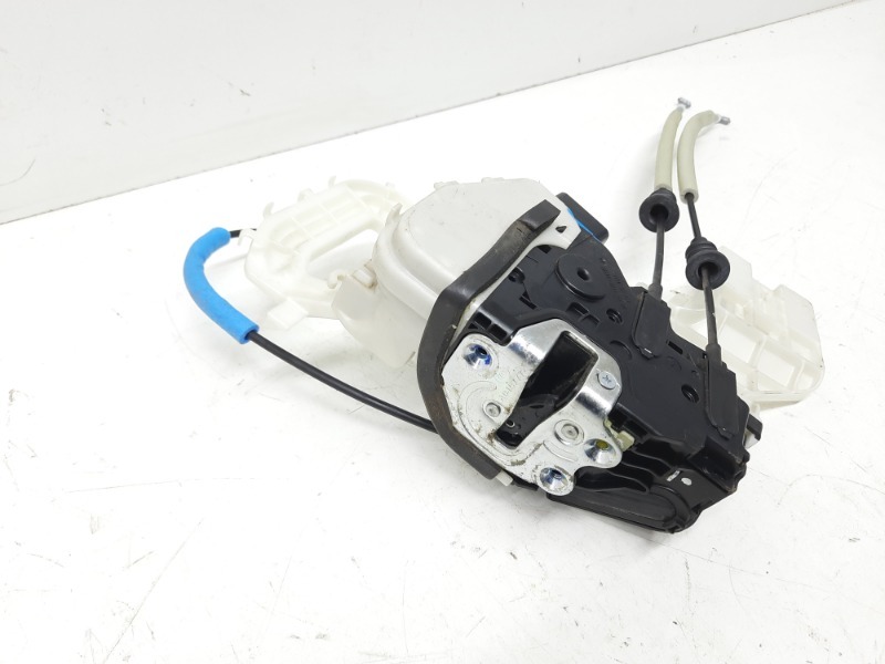 Замок двери передней левой