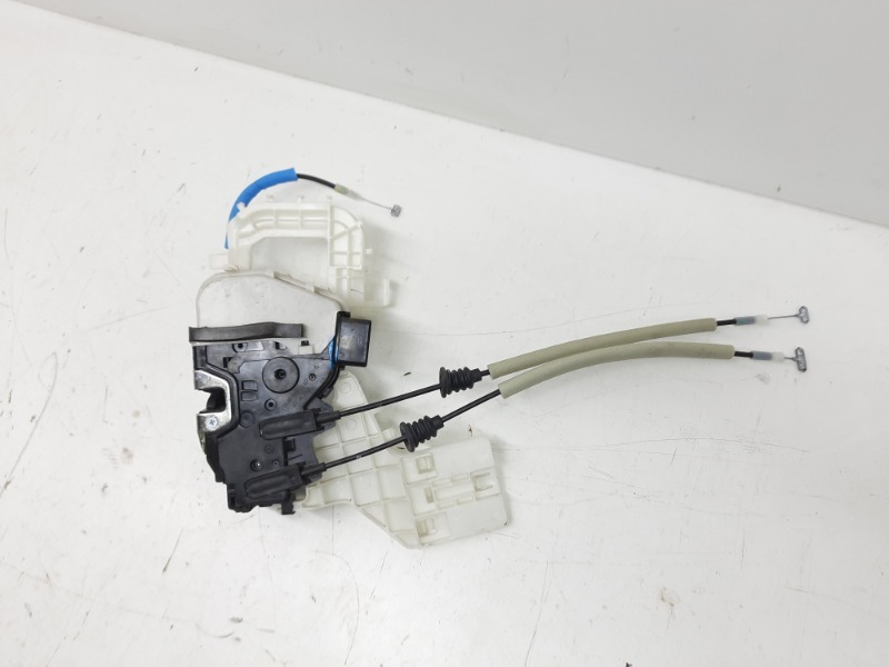 Замок двери передней левой