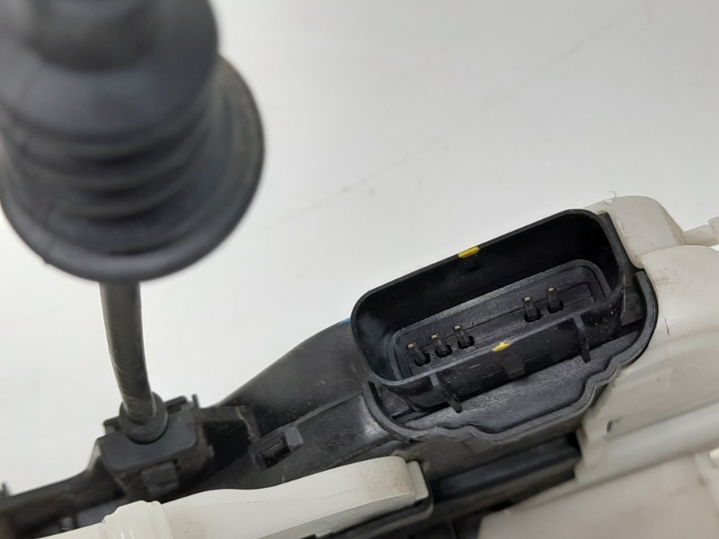 Замок двери передней левой