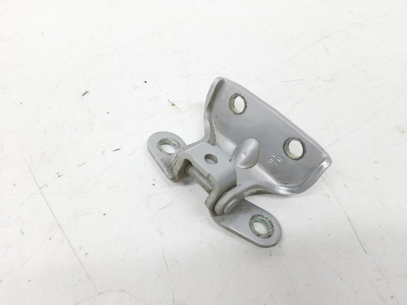 Петля двери задней левой верхняя