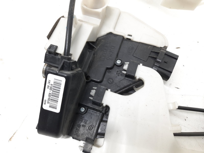 Замок двери передней правой