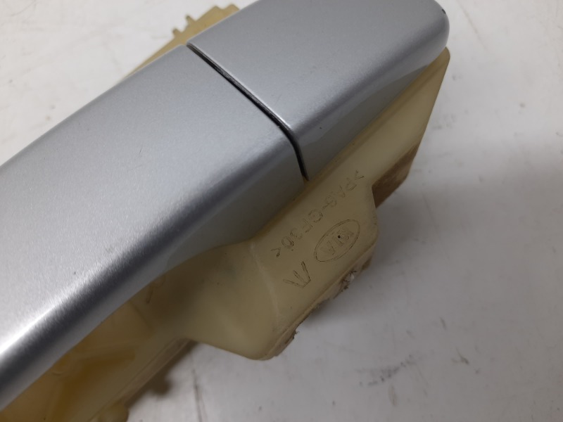 Ручка двери передней наружная правая