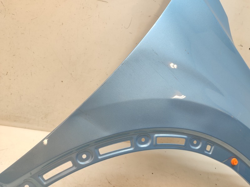 Крыло переднее правое