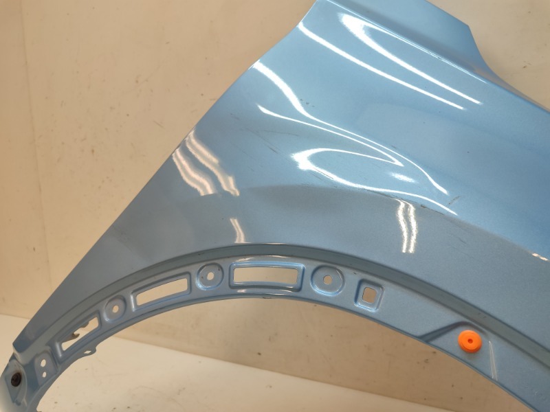 Крыло переднее правое