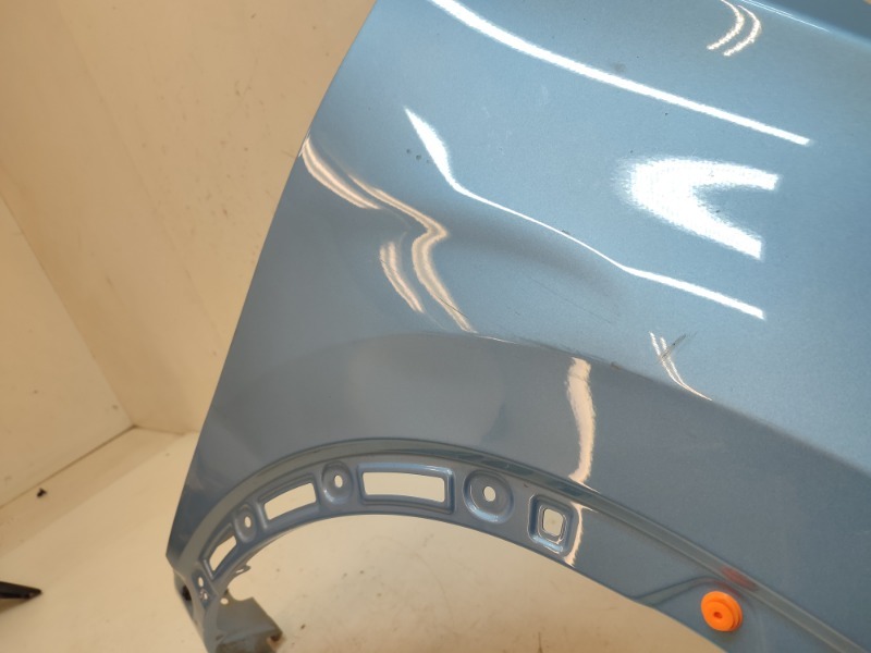 Крыло переднее правое