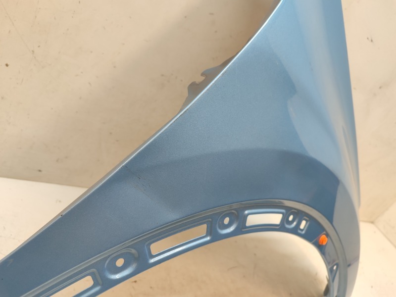 Крыло переднее правое