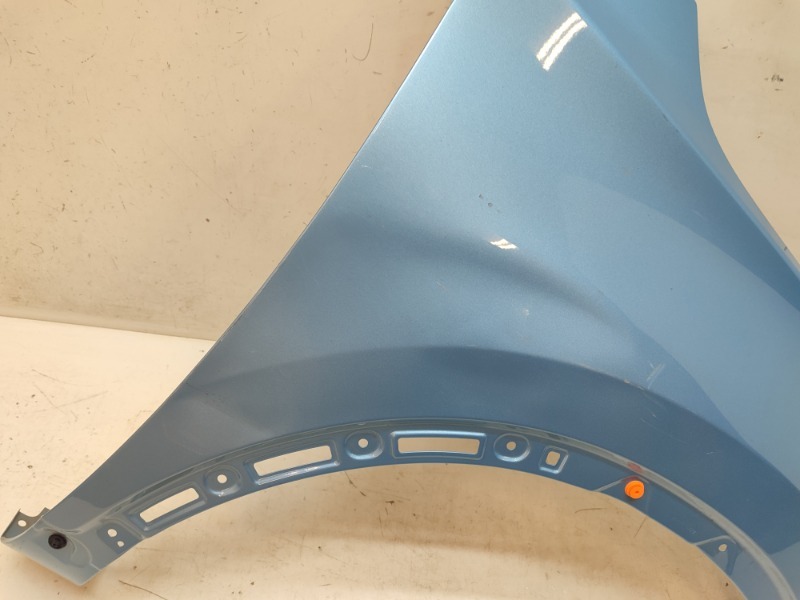 Крыло переднее правое
