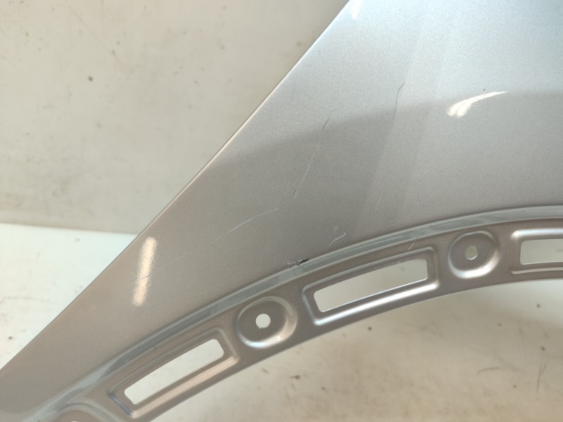 Крыло переднее правое