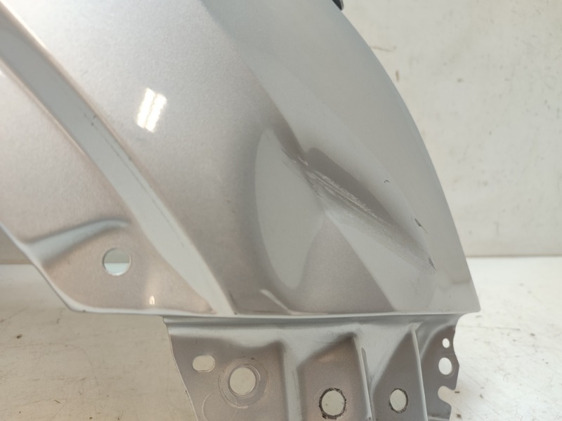 Крыло переднее правое