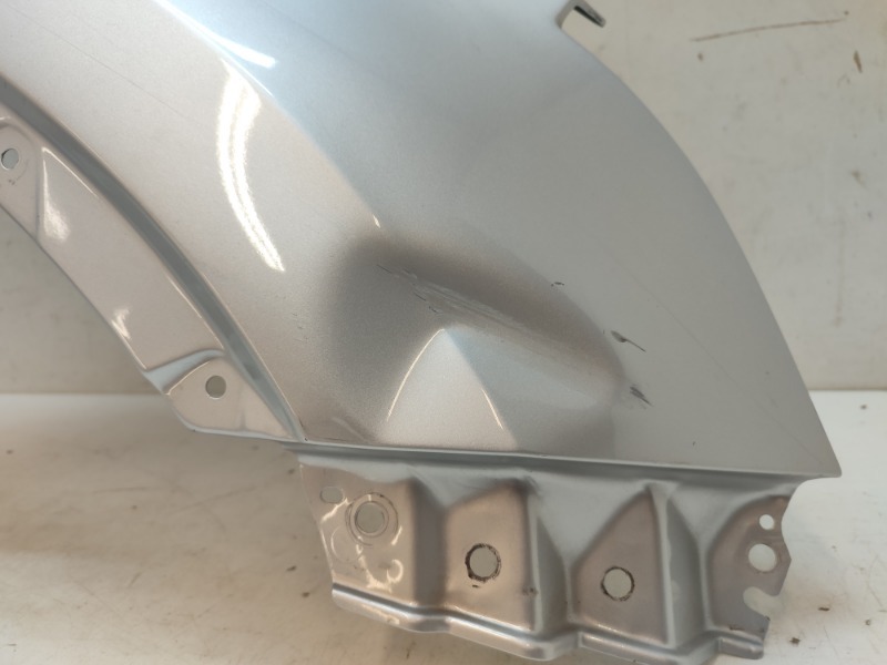 Крыло переднее правое