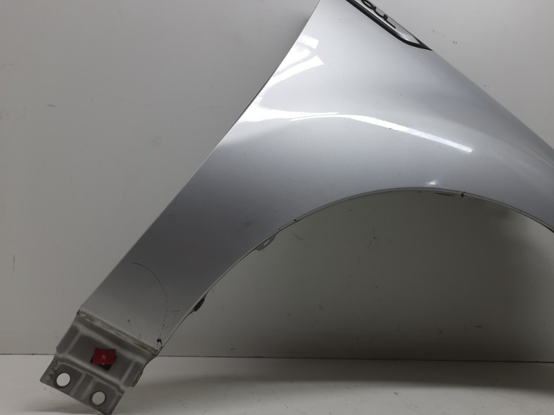 Крыло переднее правое