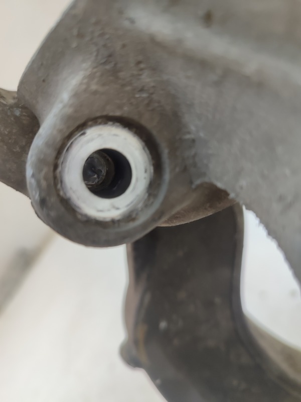 Кронштейн амортизатора левый